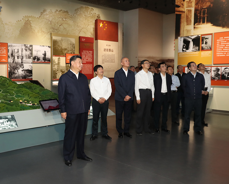 9月12日，中共中央总书记、国度主席、中央军委主席习近平视察中共中央北京香山革命留想地。这是习近平在香山革命留想馆参观《为新中国奠基》主题展览。